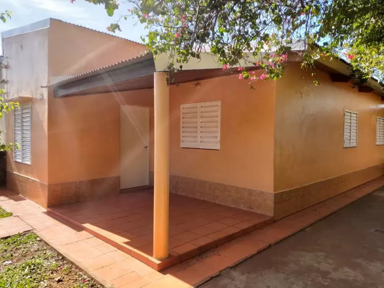 CASA  3 DORMITORIOS EN ALQUILER